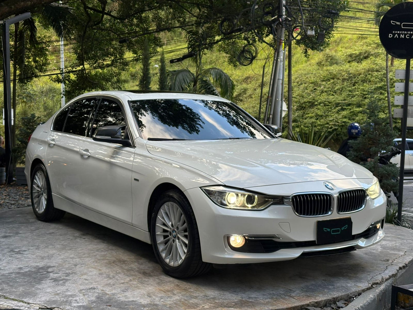 BMW 320i Luxury 2015